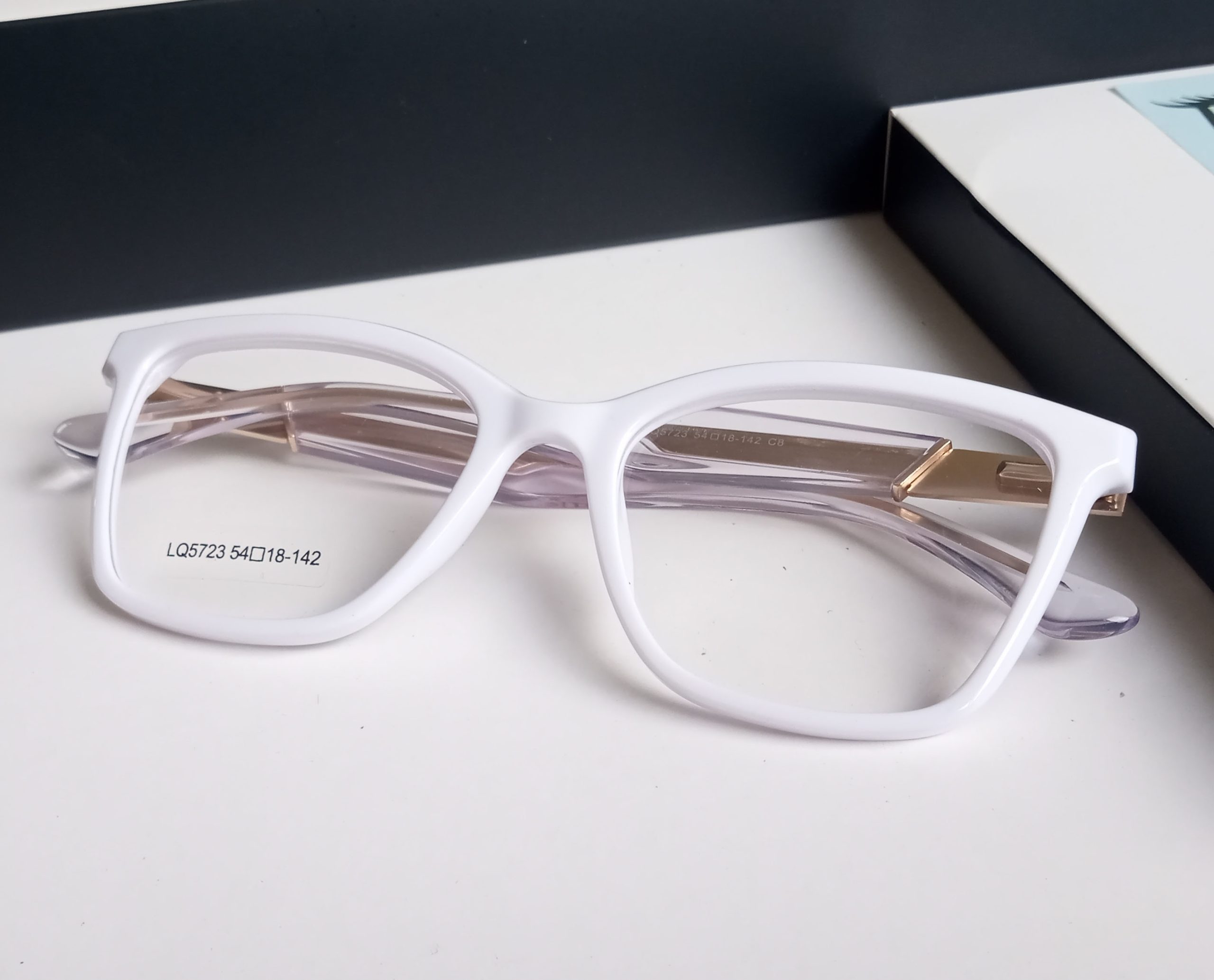 Acetato Branco com Haste desenhos hexagonais | AA0003