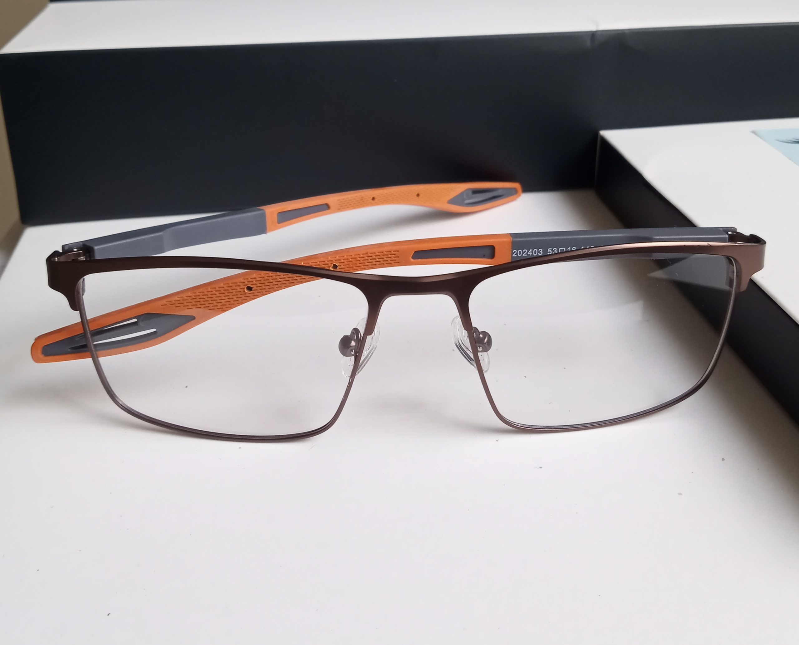 Metal com haste flexível em cinza e coral. | MA0005