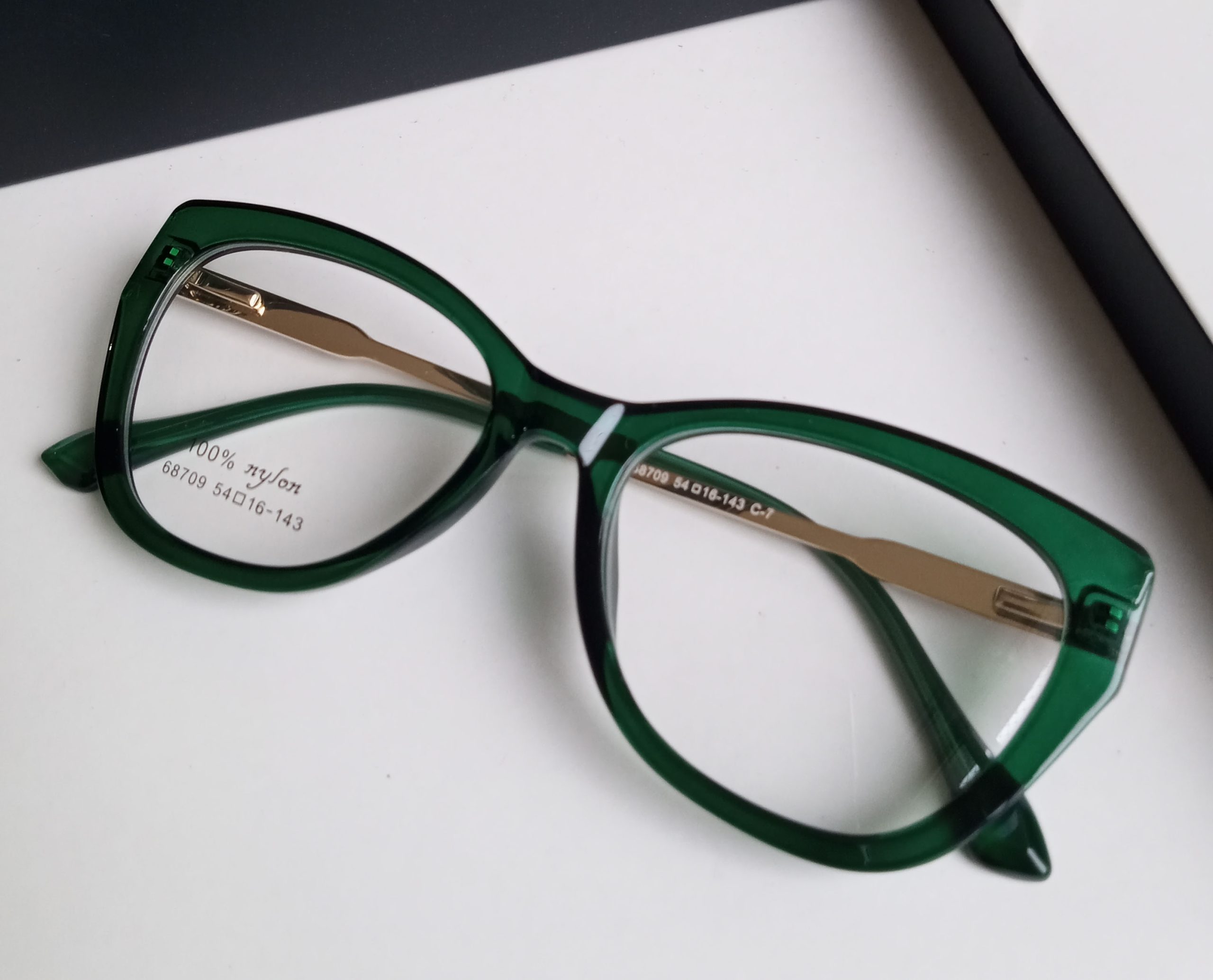 Acetato translúcido verde om haste em metal dourado | AA0004